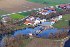 Luftaufnahme von Flußwehr an der Rott mit Franz Plinganser Spenglerei im Ortsteil Schwaibach in Bad Birnbach im Bundesland Bayern, Deutschland