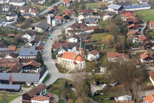 Kirchengebäude im Dorfkern im Ortsteil Hirschbach in Bad Birnbach im Bundesland Bayern, Deutschland