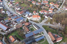 Luftbild von Kirchengebäude im Dorfkern im Ortsteil Hirschbach in Bad Birnbach im Bundesland Bayern, Deutschland