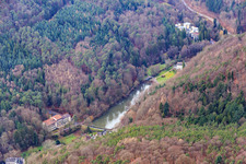 Kurtalstraße mit Schwanenweiher und  Hotelpension Seeblick in Bad Bergzabern im Bundesland Rheinland-Pfalz, Deutschland