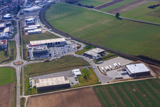 Schrägluftbild von Industriegebiet Im Speyerer Tal mit ITK Engineering GmbH, Resinnovation GmbH, TRANSAC Intern. Speditionsgesellschaft mbH und Markthalle 5 in Rülzheim im Bundesland Rheinland-Pfalz, Deutschland