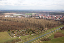 Luftaufnahme von Schrebergärten am Saalbachkanal im Ortsteil Graben in Graben-Neudorf im Bundesland Baden-Württemberg, Deutschland