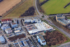 Einkaufszentrum am Sandfeld und LUTZ + GRUB ACADEMY GmbH im Ortsteil Neureut in Karlsruhe im Bundesland Baden-Württemberg, Deutschland