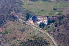 Luftbild von Museums- Gebäude- Ensemble Slevogthof in Leinsweiler im Bundesland Rheinland-Pfalz, Deutschland
