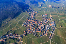 Winzerort am Haardtrand von Süden in Weyher in der Pfalz im Bundesland Rheinland-Pfalz, Deutschland
