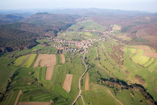 Drohnenbild von Wingen im Bundesland Bas-Rhin, Frankreich