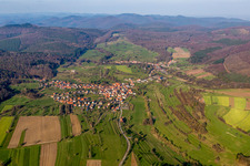 Luftbild von Dorf - Ansicht am Rande von landwirtschaftlichen Feldern und Nutzflächen in Wingen in Grand Est im Bundesland Bas-Rhin, Frankreich