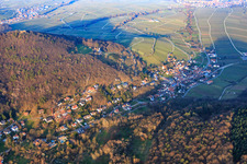 Trifelsstr im Birnbachtal von Südwesten im Abendlicht in Leinsweiler im Bundesland Rheinland-Pfalz, Deutschland