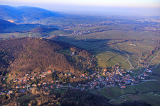 Schrägluftbild von Trifelsstr im Birnbachtal von Südwesten im Abendlicht in Leinsweiler im Bundesland Rheinland-Pfalz, Deutschland