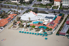 Küsten- Landschaft am Sandstrand des ligurischen Meers in Forte dei Marmi in Toskana im Bundesland Lucca, Italien