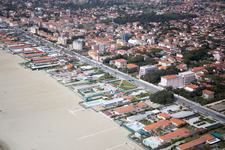 Luftbild von Küsten- Landschaft am Sandstrand des ligurischen Meers in Forte dei Marmi in Toskana im Bundesland Lucca, Italien
