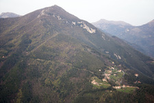 Schrägluftbild von Valdicastello im Bundesland Toscana, Italien