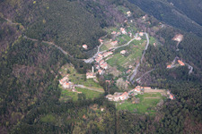 Valdicastello im Bundesland Toscana, Italien von oben gesehen