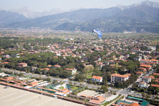 Luftaufnahme von Forte dei Marmi im Bundesland Lucca, Italien