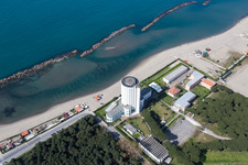 Hochhaus- Gebäude der Hotelanlage Colonia marina Edoardo Agnelli im Villaggio Torre Marina am Sandstrand des ligurischen Meers in Massa in Toskana im Bundesland Massa-Carrara, Italien