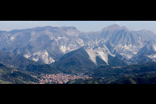 Panorama der Steinbrüche zum Abbau und zur Gewinnung von Marmor in Carrara im Bundesland Massa-Carrara, Italien