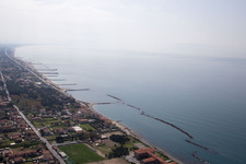 Avenza im Bundesland Toscana, Italien aus der Luft