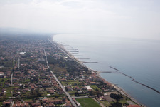 Avenza im Bundesland Toscana, Italien von oben gesehen