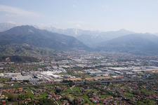 Avenza im Bundesland Toscana, Italien aus der Drohnenperspektive