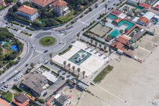 Kreis- runde Fläche - Platz am Bagno Ginevra Di Massimo Zerbini & C. Sas am Piazza Bad Kissingen in Massa in Toskana im Bundesland Massa-Carrara, Italien
