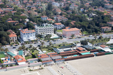 Forte dei Marmi im Bundesland Lucca, Italien vom Flugzeug aus