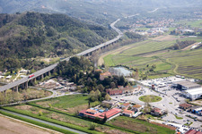 Massarosa im Bundesland Lucca, Italien von einer Drohne aus