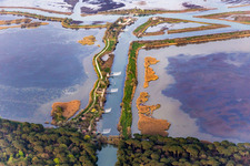 Fischernetze am Molenverlaufes an der Meeres- Küste der Adria in Marina di Ravenna in Emilia-Romagna, Italien