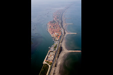 Luftbild von Siedlungsgebiet im Ortsteil Pellestrina in Venedig in Venetien im Bundesland Metropolitanstadt Venedig, Italien