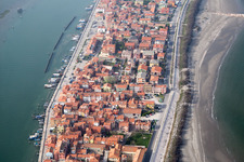 Siedlungsgebiet im Ortsteil Pellestrina in Venedig in Venetien, Italien von oben gesehen