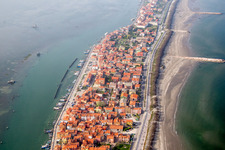 Siedlungsgebiet im Ortsteil Pellestrina in Venedig in Venetien, Italien vom Flugzeug aus