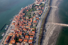 Siedlungsgebiet im Ortsteil Pellestrina in Venedig in Venetien, Italien aus der Vogelperspektive