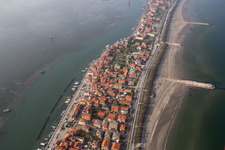 Siedlungsgebiet im Ortsteil Pellestrina in Venedig in Venetien, Italien aus der Luft betrachtet