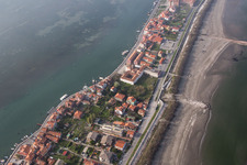Drohnenbild von Siedlungsgebiet im Ortsteil Pellestrina in Venedig in Venetien, Italien