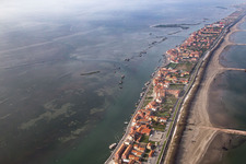 Siedlungsgebiet im Ortsteil Pellestrina in Venedig in Venetien, Italien aus der Drohnenperspektive