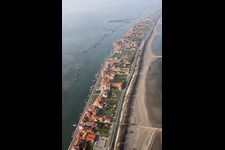 Luftbild von Siedlungsgebiet im Ortsteil Pellestrina in Venedig in Venetien, Italien