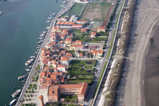 Schrägluftbild von Siedlungsgebiet im Ortsteil Pellestrina in Venedig in Venetien, Italien