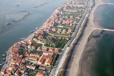 Siedlungsgebiet im Ortsteil Pellestrina in Venedig in Venetien, Italien von oben