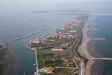 Wohnhaus- Bebauung auf der Halbinsel Lido di Venecia im Ortsteil San Pietro in Volta in Venedig in Venetien, Italien