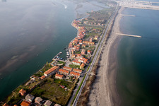 Schrägluftbild von San Pietro in Volta im Bundesland Venetien, Italien