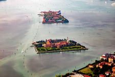 Küstenbereich der Isola Di San Lazzaro und San Servolo - Insel in Lido in Veneto in Venedig im Bundesland Metropolitanstadt Venedig, Italien