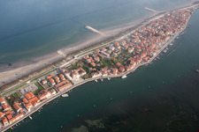 Luftbild von Ortsansicht an der Meeres-Küste Mittelmeer in San Vito in Veneto in Venedig im Bundesland Metropolitanstadt Venedig, Italien