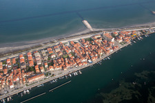 Luftaufnahme von Ortsansicht an der Meeres-Küste Mittelmeer in San Vito in Veneto in Venedig im Bundesland Metropolitanstadt Venedig, Italien
