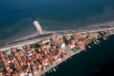 Schrägluftbild von Ortsansicht an der Meeres-Küste Mittelmeer in San Vito in Veneto in Venedig im Bundesland Metropolitanstadt Venedig, Italien