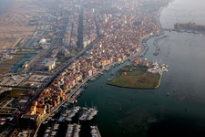 Luftbild von Wasseroberfläche an der Meeres- Küste Mittelmeer in Chioggia in Veneto im Bundesland Metropolitanstadt Venedig, Italien