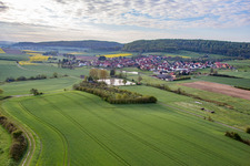 Hofsee von Osten im Ortsteil Geusfeld in Rauhenebrach im Bundesland Bayern, Deutschland