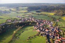 Dorf - Ansicht am Rande von landwirtschaftlichen Feldern und Nutzflächen in Prölsdorf in Rauhenebrach im Bundesland Bayern, Deutschland