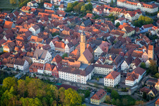 Luftaufnahme von Kirchengebäude der Kapelle Wallfahrtskirche Maria im Weingarten in Volkach im Bundesland Bayern, Deutschland