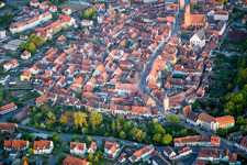 Schrägluftbild von Altstadtbereich und Innenstadtzentrum in Volkach im Bundesland Bayern, Deutschland