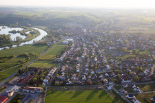 Ortschaft an den Fluss- Uferbereichen des Main in Dettelbach im Bundesland Bayern, Deutschland