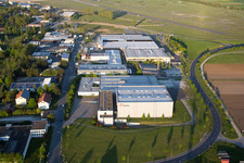 Luftbild von Gewerbegebiet und Firmenansiedlung Flugplatzstraße im Ortsteil Etwashausen in Kitzingen im Bundesland Bayern, Deutschland